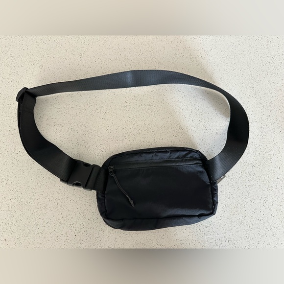 32 degrees black belt bag, crossbody bag - Picture 2 of 2